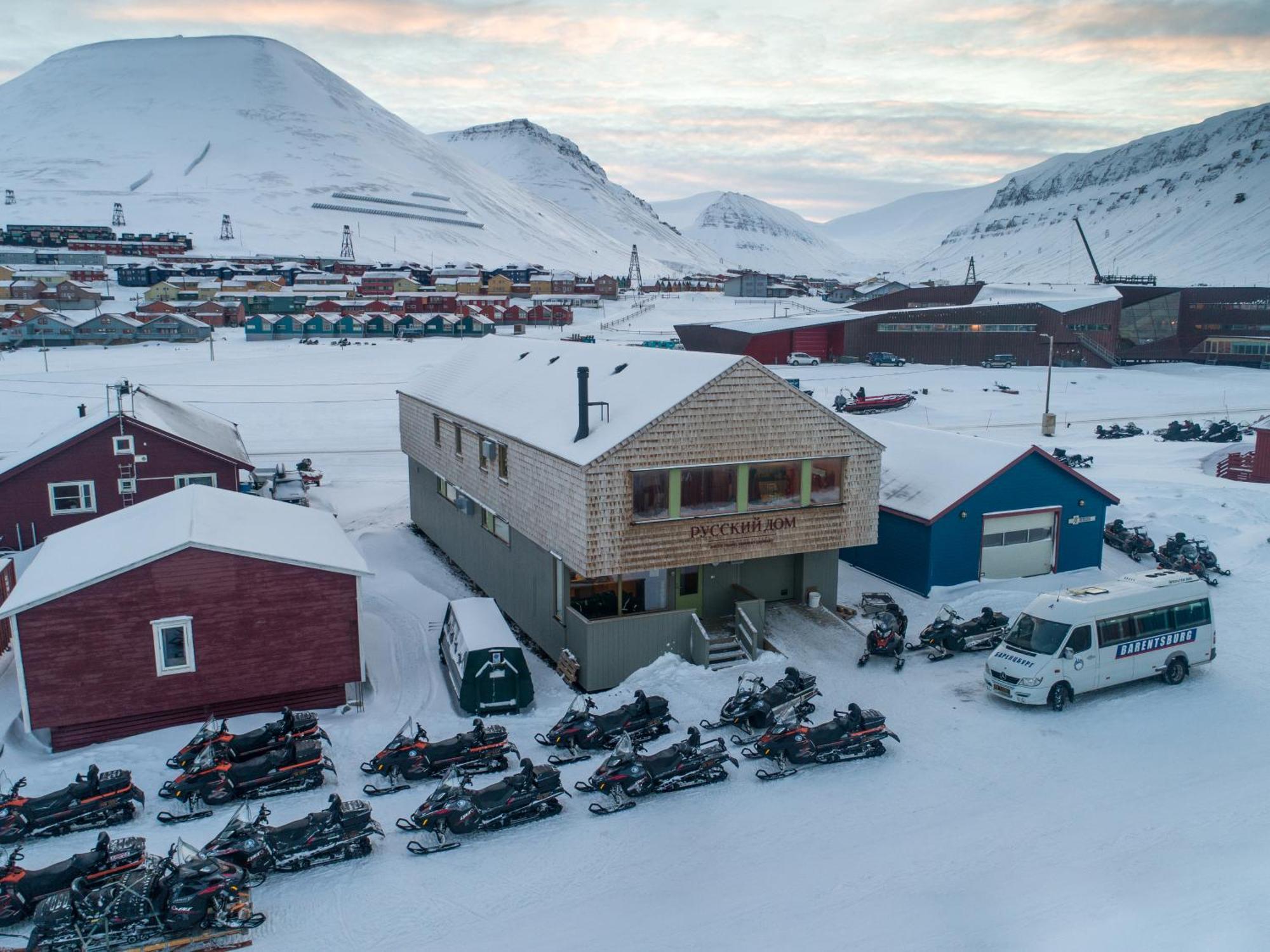 Russkiy Dom Longyearbyen Exterior foto